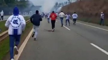 Torcidas de Palmeiras e cruzeiro brigaram em rodovia - Reprodução/ Twitter