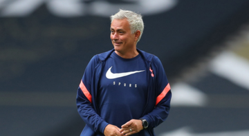 Mourinho comandando o treino do Tottenham - Getty Images