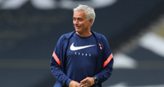 Mourinho comandando o treino do Tottenham - Getty Images