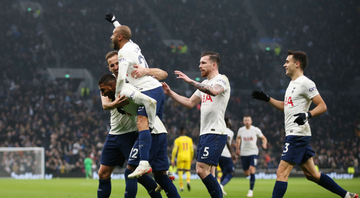 Jogadores do Tottenham comemorando o gol diante do Crystal Palace pela Premier League - GettyImages