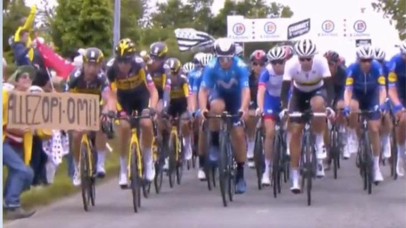 Torcedora provoca grande acidente no Tour de France - Reprodução