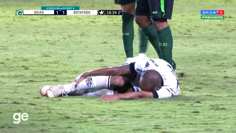Chay, jogador do Botafogo caído no gramado da partida contra o Goiás - Transmissão Premiere