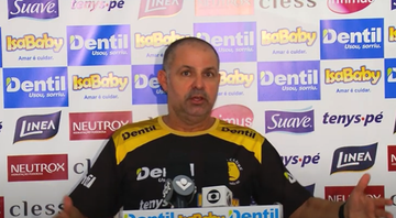 Paulo Coco, treinador do Praia Clube durante entrevista coletiva - Transmissão/Youtube/TV Vitoriosa