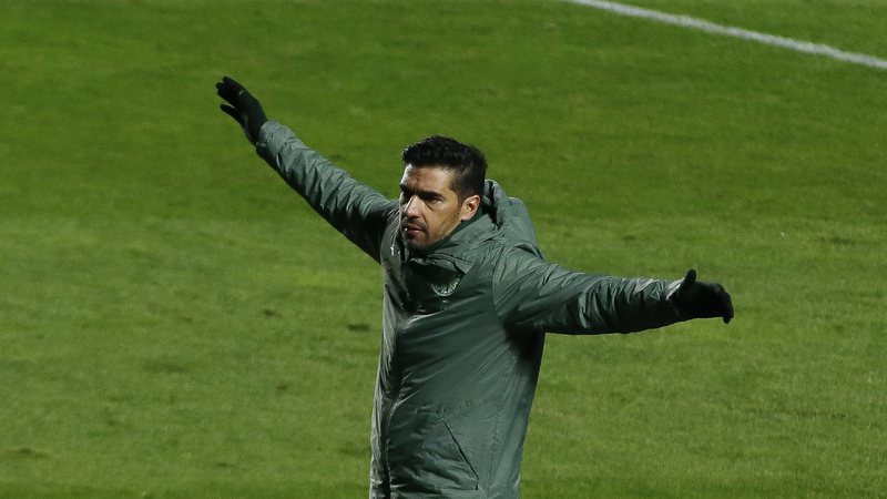 Abel Ferreira, treinador do Palmeiras de braços abertos dentro de campo - GettyImages