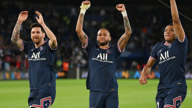 Messi, Neymar e Mbappé comemorando o gol do PSG diante do Nantes pelo Campeonato Francês - GettyImages