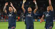 Messi, Neymar e Mbappé comemorando o gol do PSG diante do Nantes pelo Campeonato Francês - GettyImages