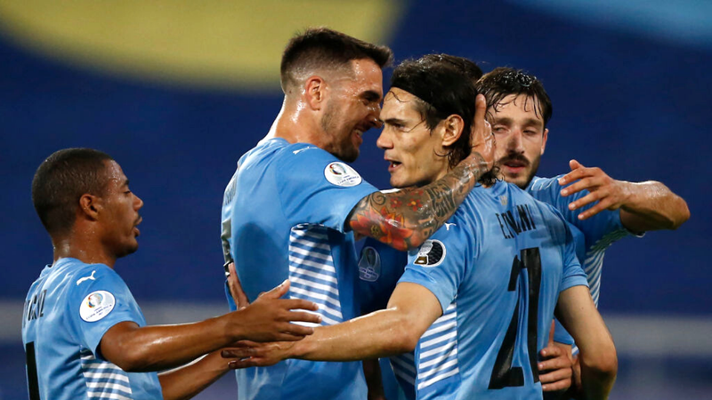 Jogadores do Uruguai comemorando o gol da vitória diante do Paraguai na Copa América - GettyImages