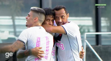 Jogadores do Vasco comemorando o gol diante do Coritiba pelo Brasileirão Série B - Transmissão Premiere