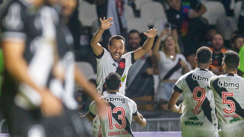 Vasco comemorando o gol em campo com seus jogadores - Daniel Ramalho/CRVG/Flickr