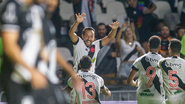 Vasco comemorando o gol em campo com seus jogadores - Daniel Ramalho/CRVG/Flickr