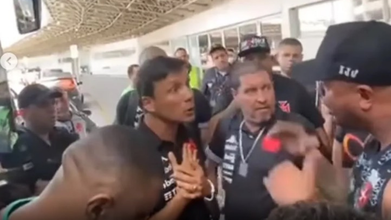 Torcida vascaína em protesto no aeroporto do Galeão - Reprodução