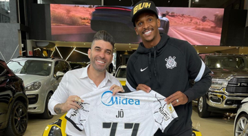 Dono da loja de carros mais procurada pelos jogadores, e o atleta do Corinthians, Jô - Reprodução/Instagram