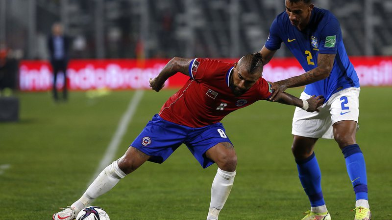 Vidal sendo marcado por Danilo em Brasil x Chile - Getty Images