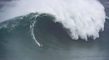 Nazaré Tow Surfing - Damien Poullenot