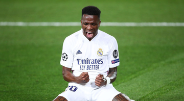 Vini Jr., jogador do Real Madrid ajoelhado em campo comemorando o gol pelo clube - GettyImages