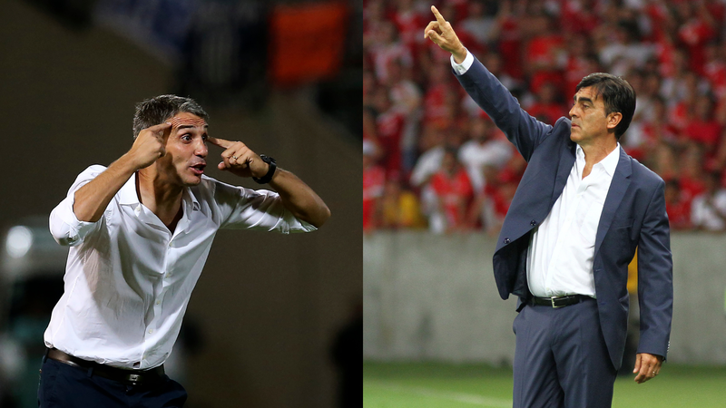 Vojvoda e Gustavo Quinteros, treinadores da partida (E/D) - Getty Images
