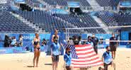 Dupla dos EUA subiu ao lugar mais alto do pódio do Vôlei de Praia nas Olimpíadas - GettyImages