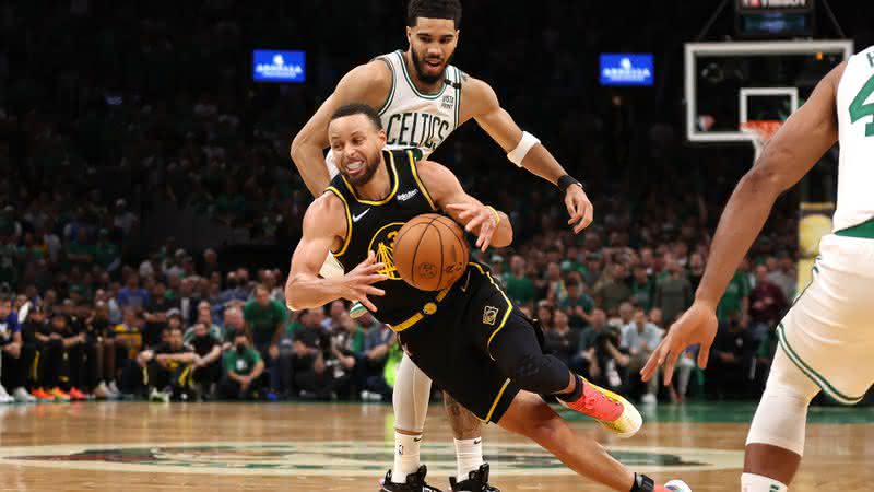 Curry e Warriors não tiveram sorte no confronto diante do Boston Celtics - GettyImages