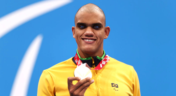 Wendell Belarmino, nadador brasileiro segurando a medalha de ouro das Paralimpíadas - GettyImages