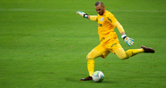 Palmeiras tenta segurar Weverton durante as Olimpíadas - Getty Images