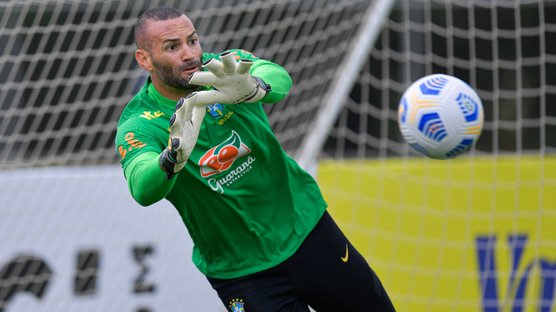 Weverton lesiona mão em treino com a Seleção Brasileira - Getty Images