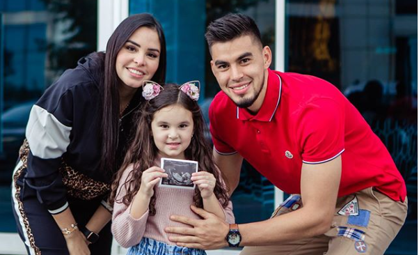 Zagueiro venezuelano vê filha pela primeira vez e reencontra família após nove meses - Reprodução/ Instagram