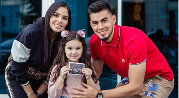 Zagueiro venezuelano vê filha pela primeira vez e reencontra família após nove meses - Reprodução/ Instagram
