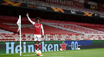 Willian cobrando escanteio pelo Arsenal - Getty Images