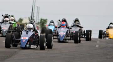 Wilson Fittipaldi retorna à Fórmula Vee, e ajuda piloto a vencer primeira na categoria - Fernando Santos/Divulgação FVee