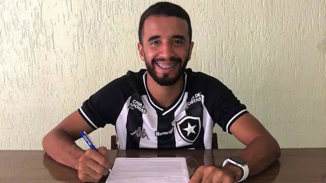 Caio Alexandre renovou seu contrato com o Botafogo - Divulgação / Botafogo