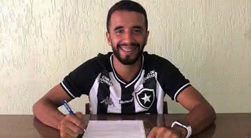 Caio Alexandre renovou seu contrato com o Botafogo - Divulgação / Botafogo