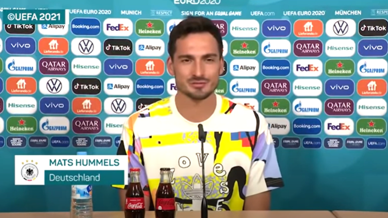 Hummels, zagueiro alemão durante a entrevista em que diz apoiar o arco-íris negado pela Uefa - Transmissão Goal Deutschland