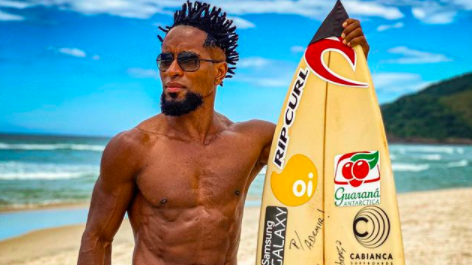 Zé Roberto, ex-jogador de futebol na praia ao lado de uma prancha - Reprodução/Instagram