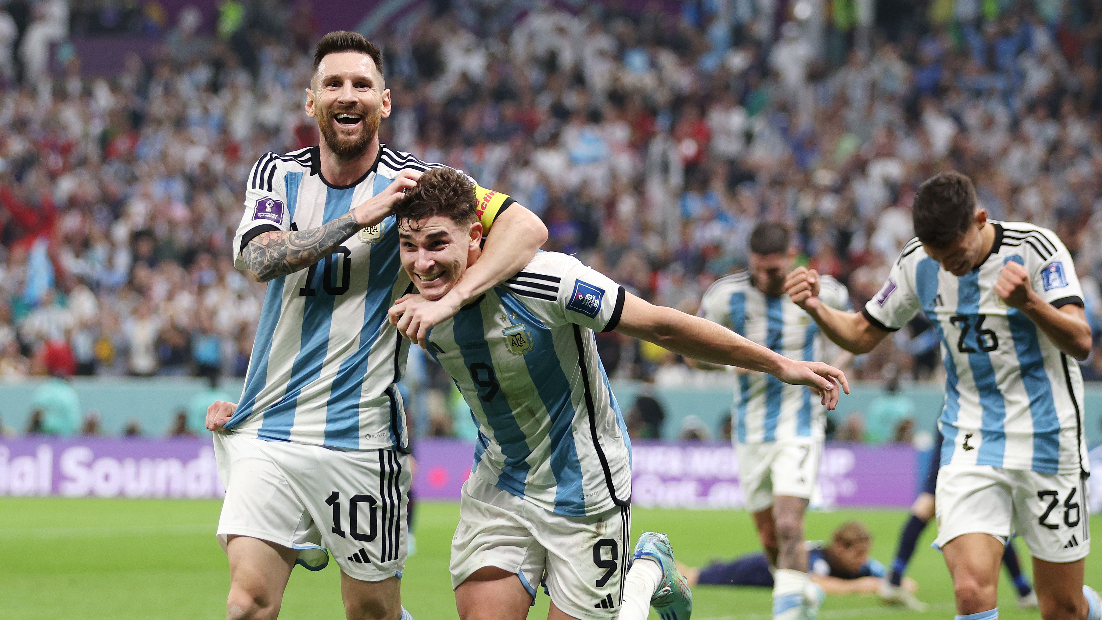 Messi e Álvarez comemorando um dos gols da Argentina (Crédito: Getty Images)
