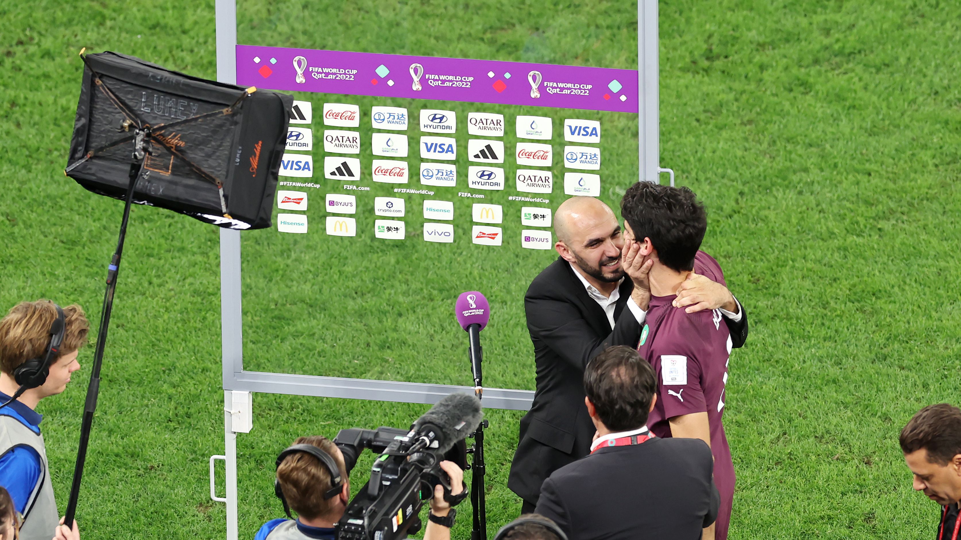 Bounou junto com o treinador de Marrocos após a classificação (Crédito: Getty Images)