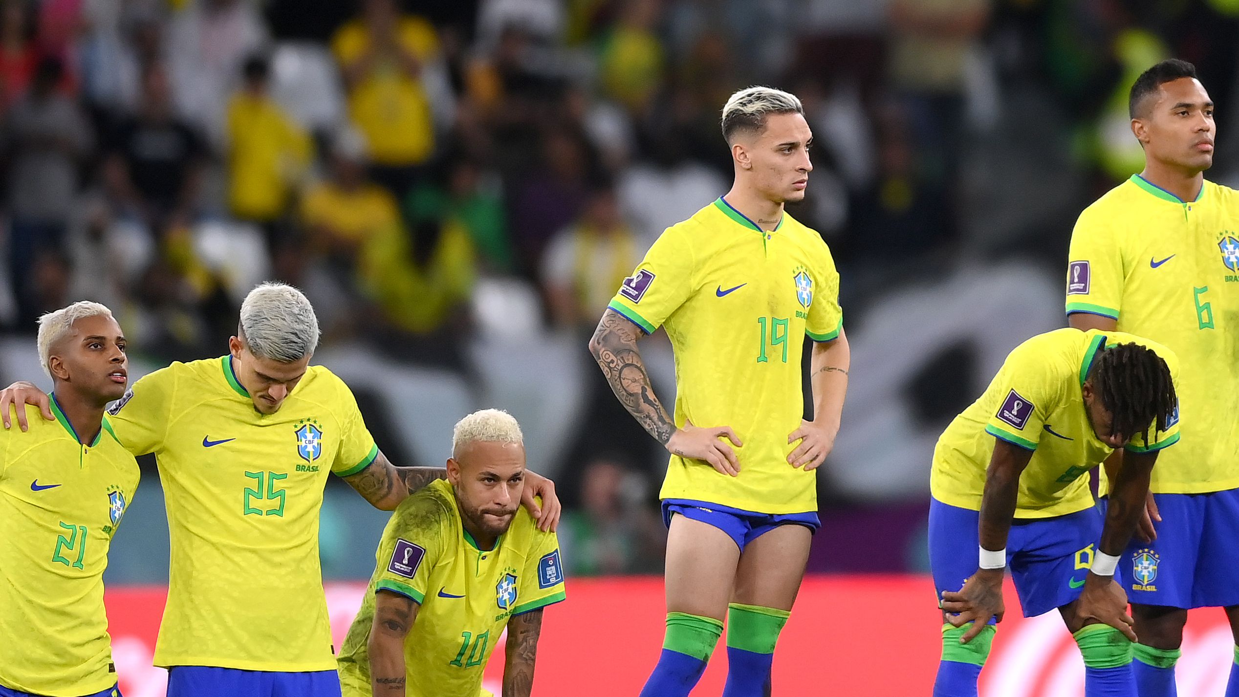 Brasileiros lamentando a eliminação inesperada (Crédito: Getty Images)