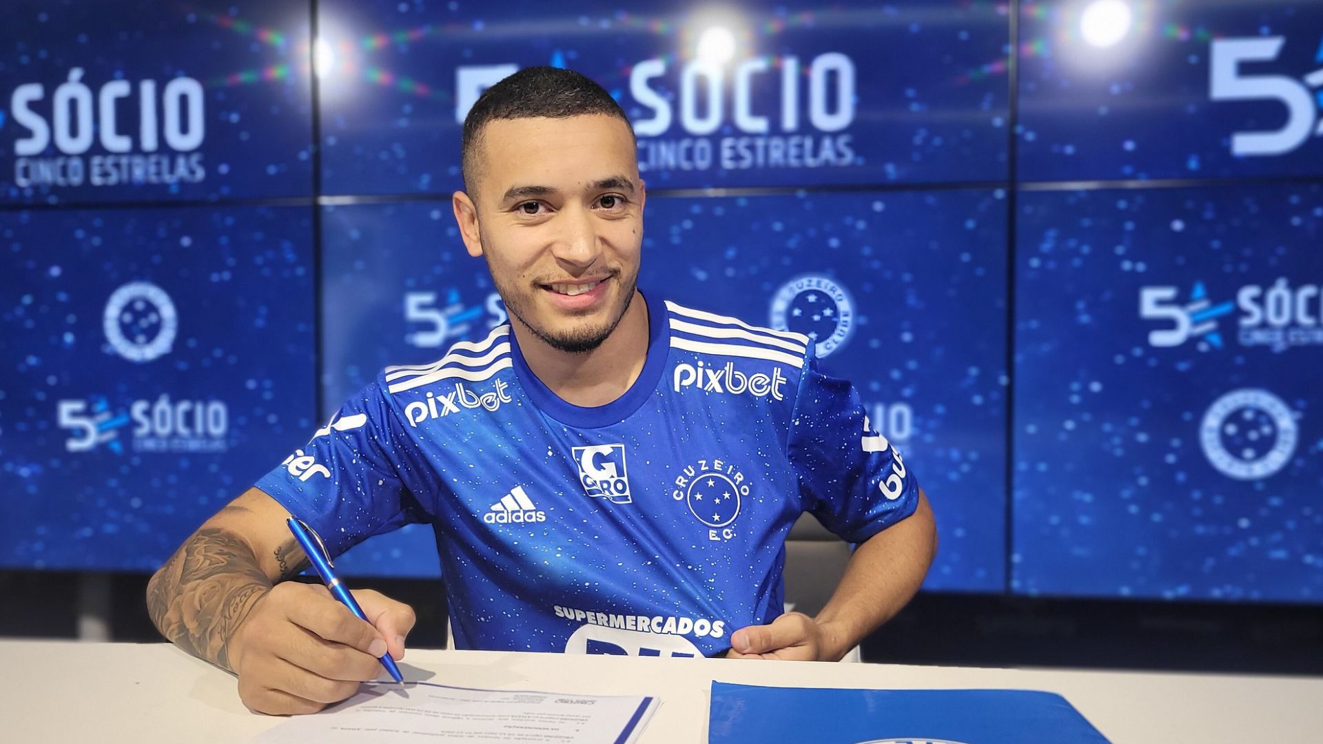 William assinando contrato com o Cruzeiro