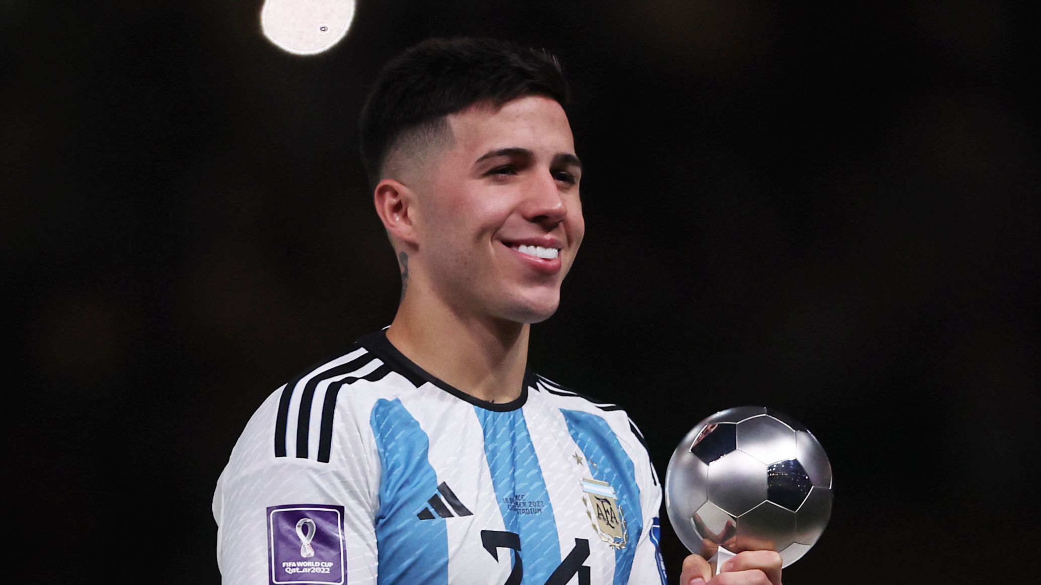 Enzo Fernández recebendo o prêmio de revelação da Copa do Mundo 2022 (Crédito: Getty Images)