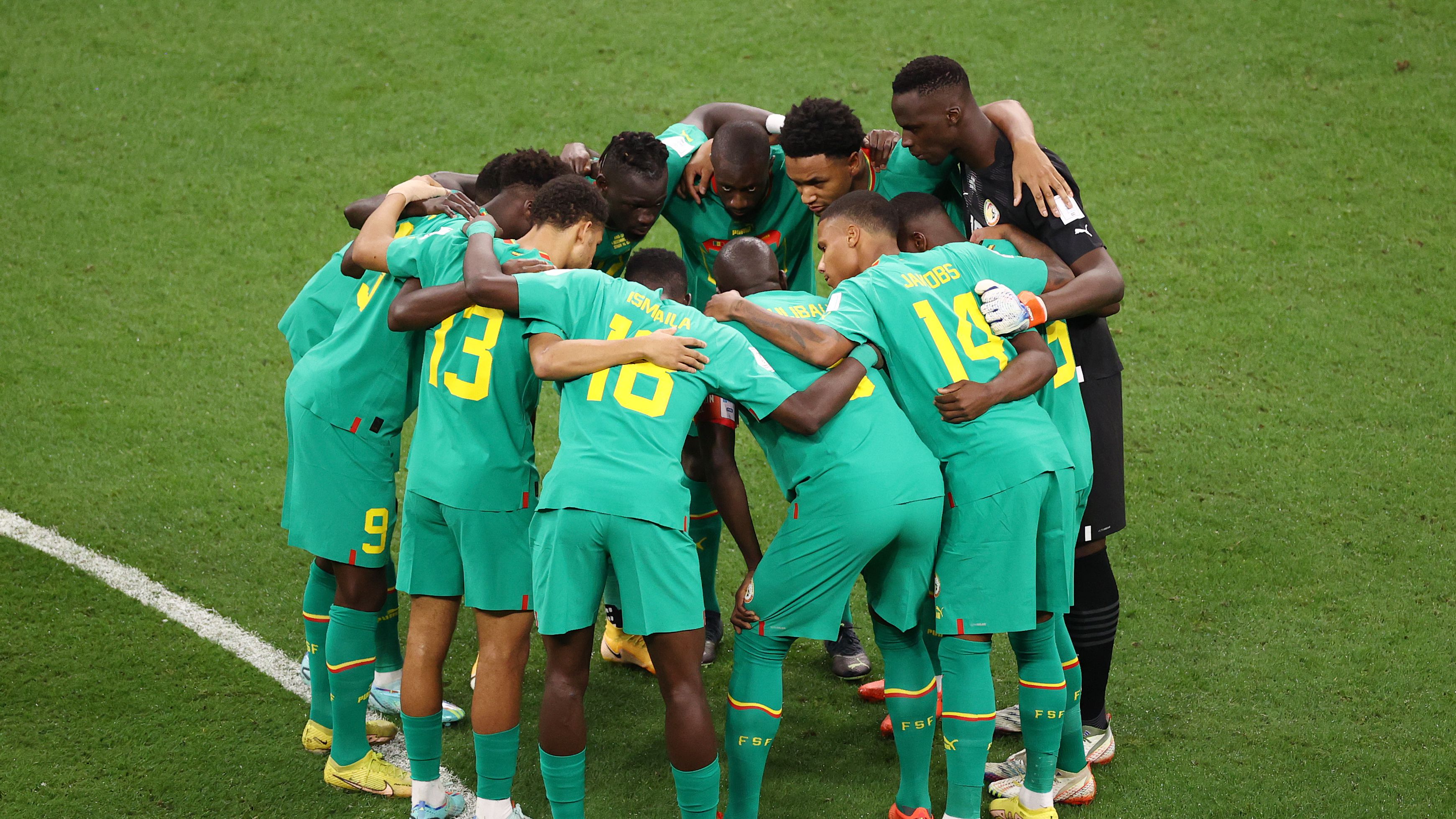 Equipe de Senegal reunida antes da partida contra a Inglaterra (Crédito: Getty Images)