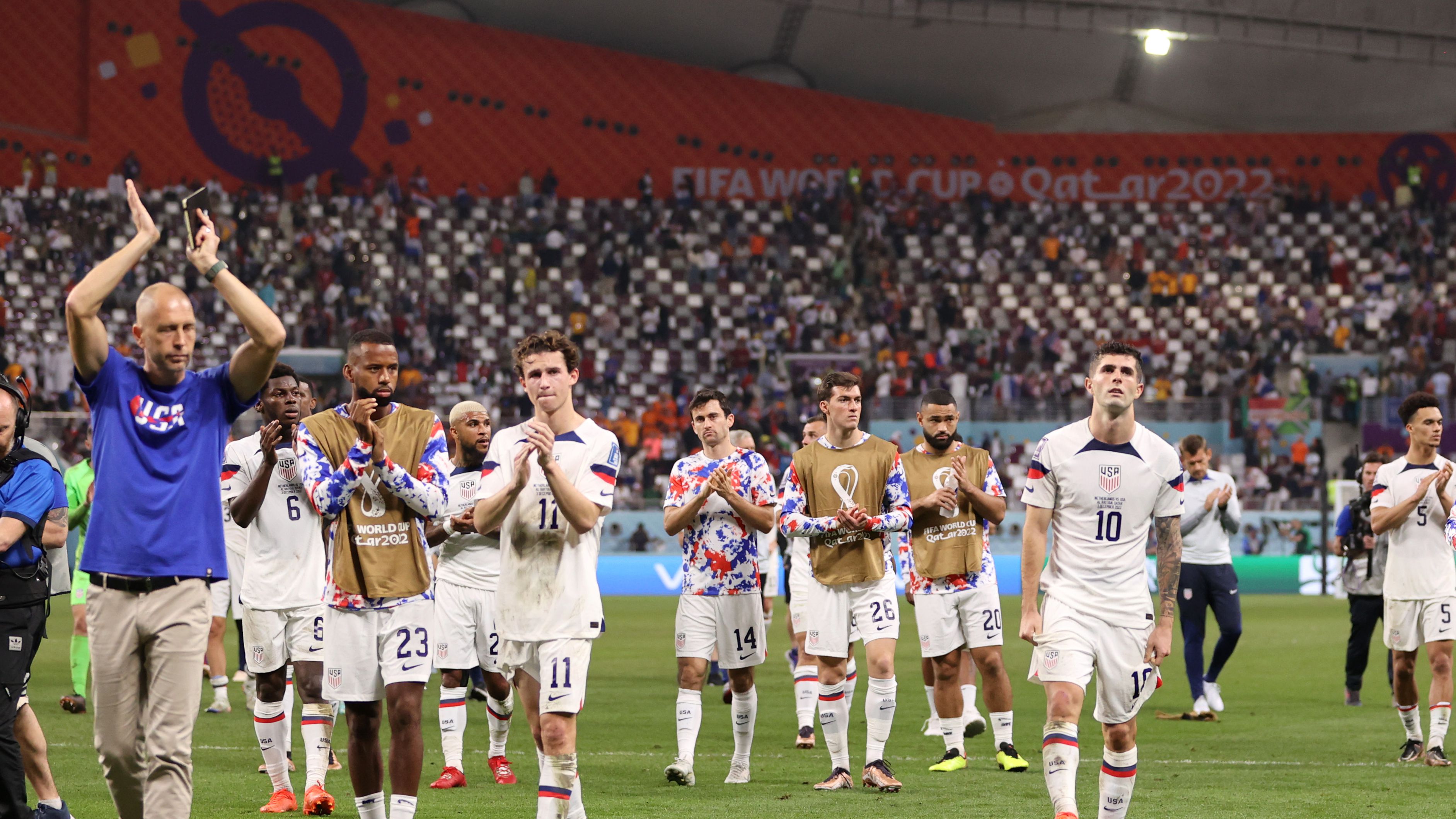 Equipe dos Estados Unidos agradecendo a torcida após o final do jogo (Crédito: Getty Images)