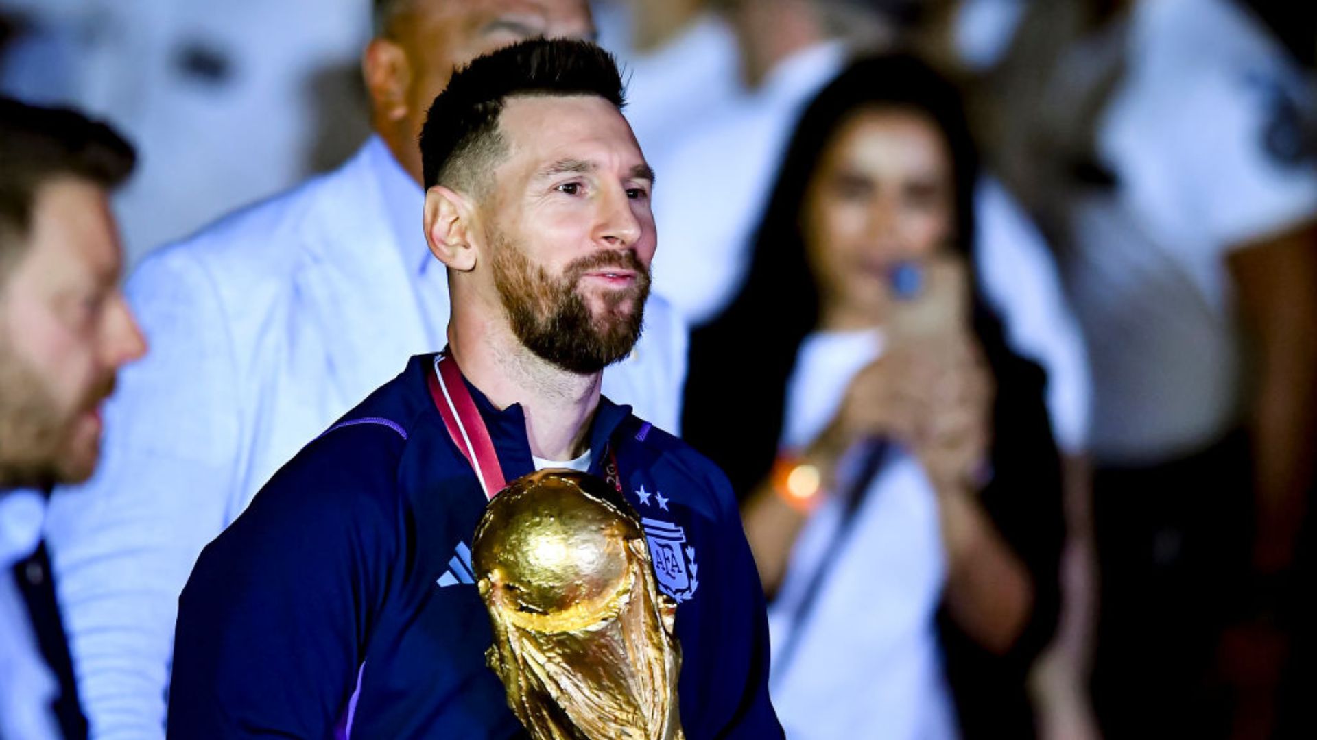 Messi com a taça de campeão