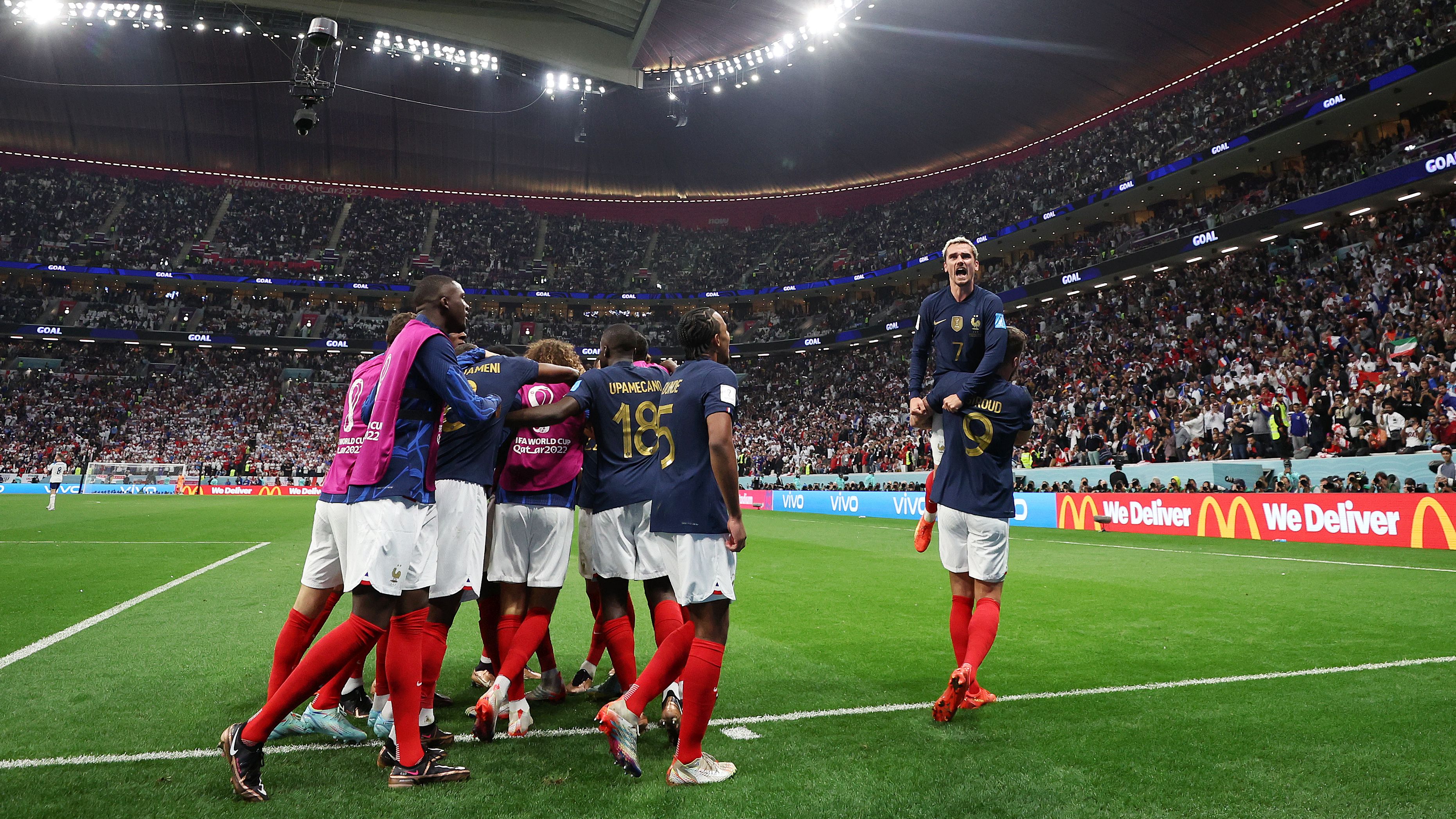 Seleção da França comemorando contra a Inglaterra (Crédito: Getty Images)