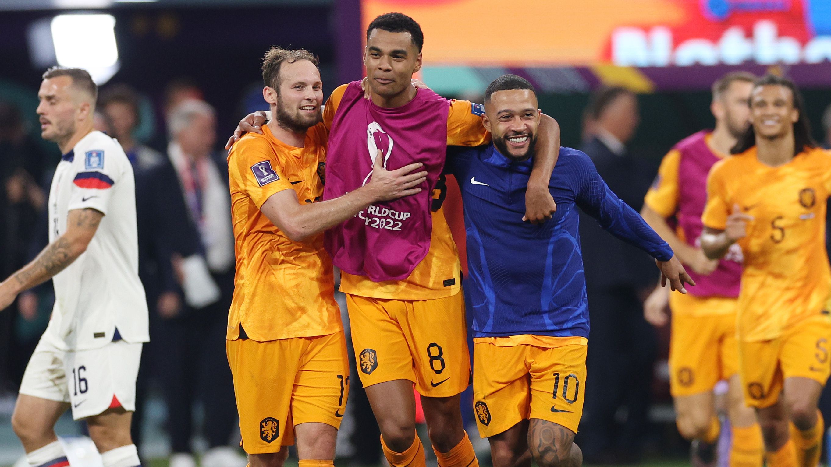 Gakpo, Blind e Depay comemorando após a classificação da Holanda contra os EUA (Crédito: Getty Images)
