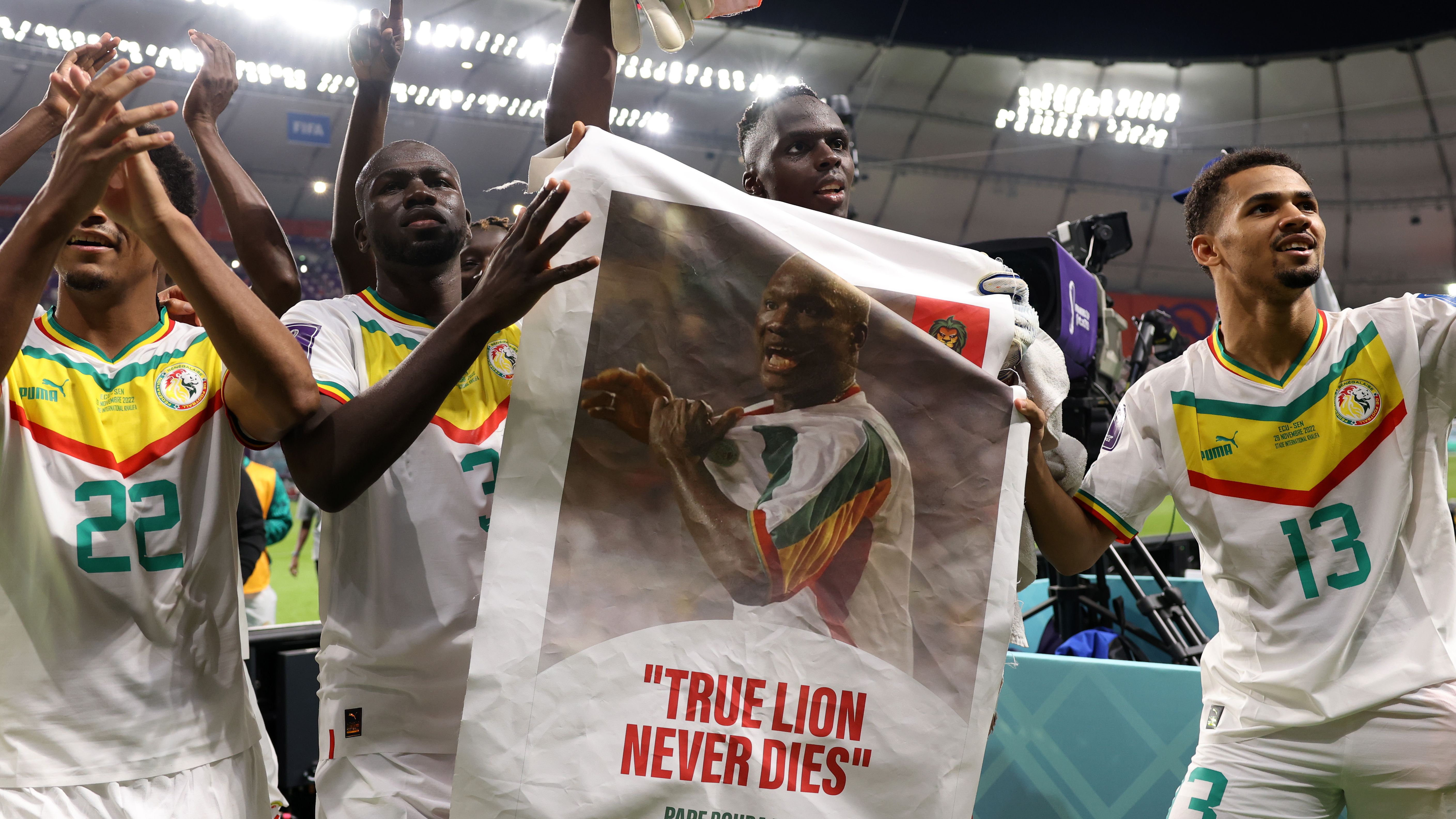Senegal homenageando o ídolo Papa Diop após a classificação (Crédito: Getty Images)