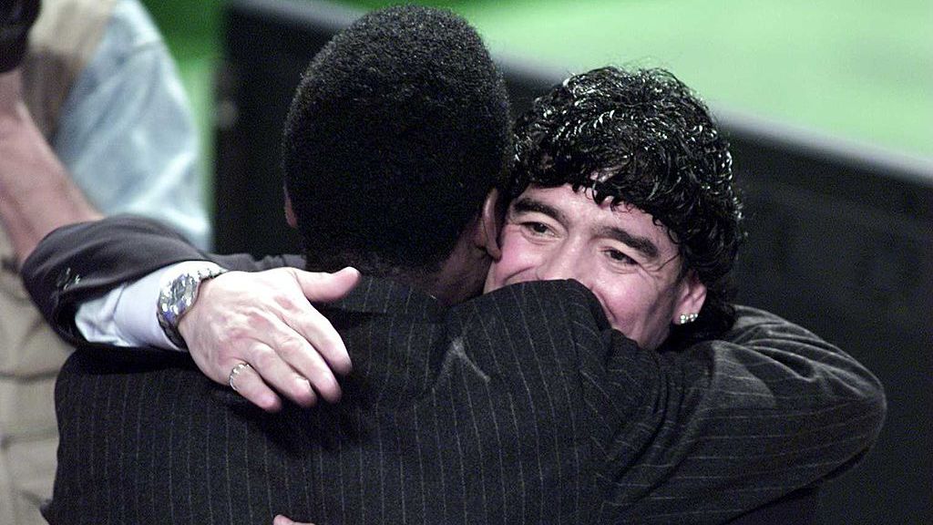 Pelé e Maradona abraçados (Crédito: Getty Images)
