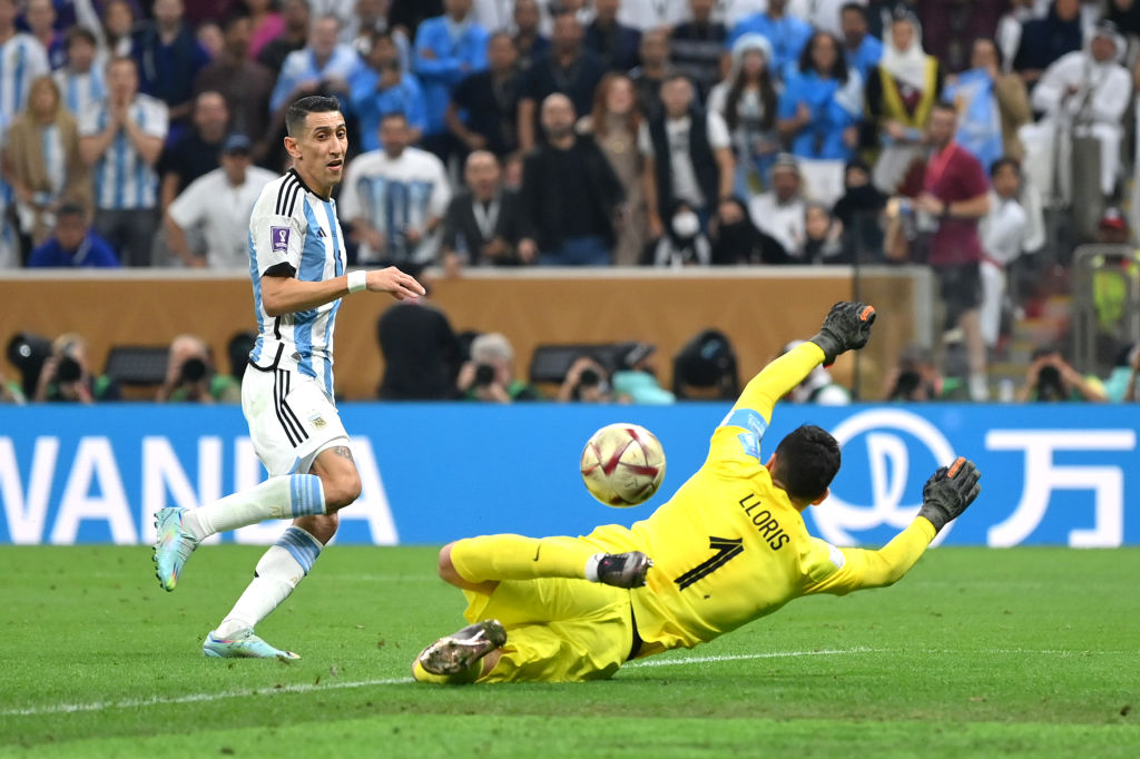 Di María vibrando com gol pela Argentina