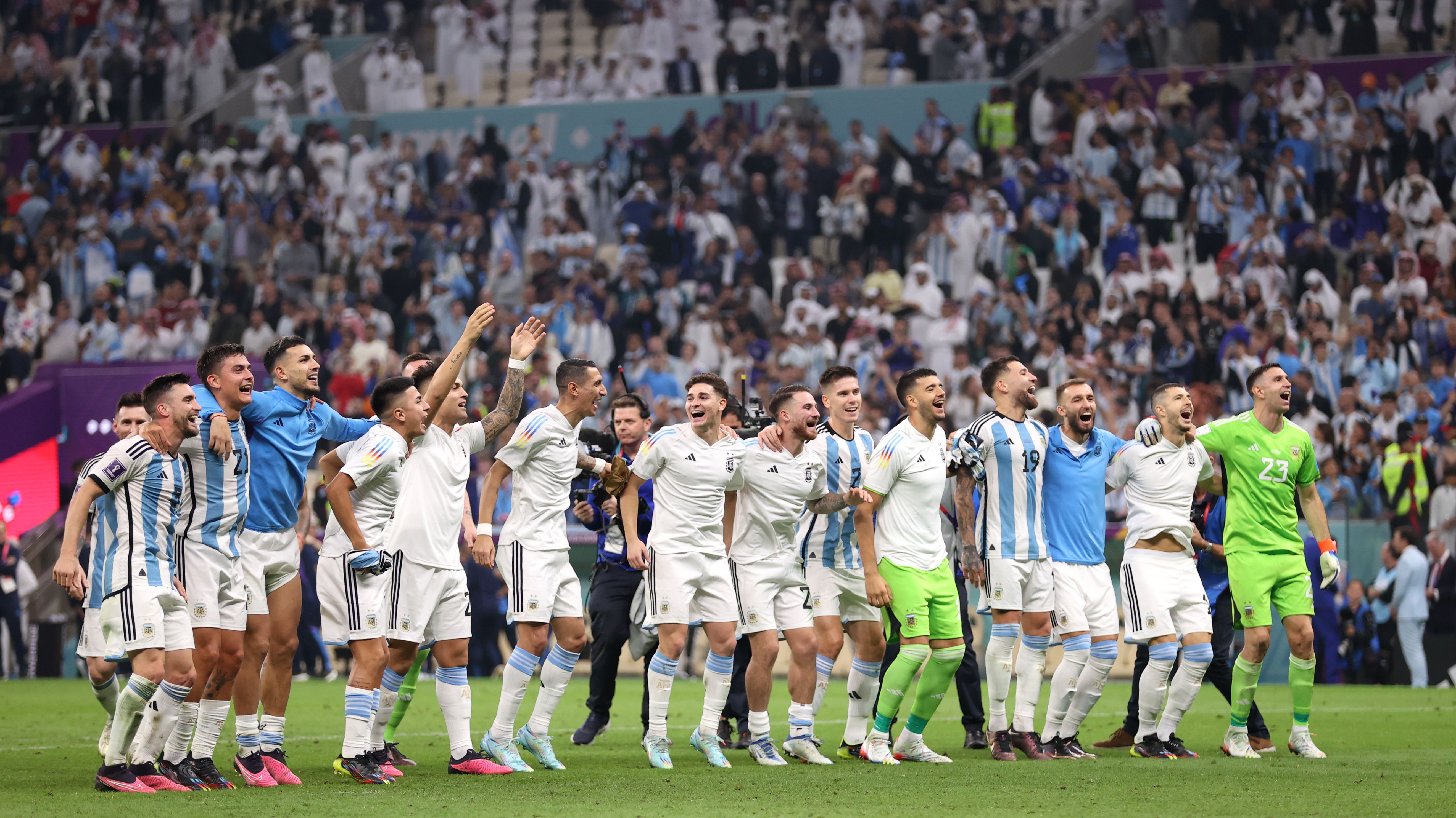 Jogadores argentinos comemorando classificação para final da Copa