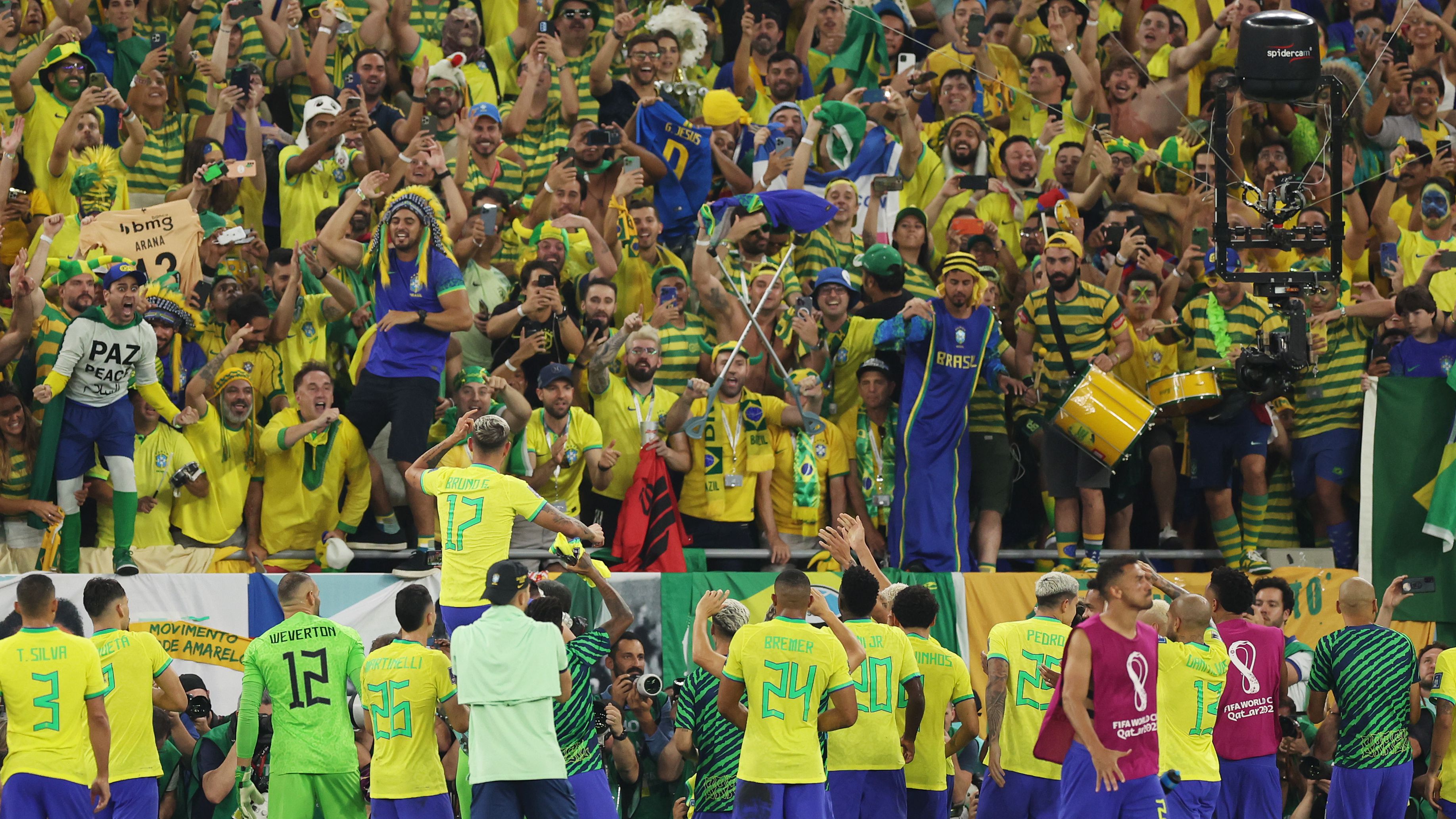 Jogadores da Seleção Brasileira cumprimentando torcida após vitória contra a Coréia do Sul (Crédito: Getty Images)