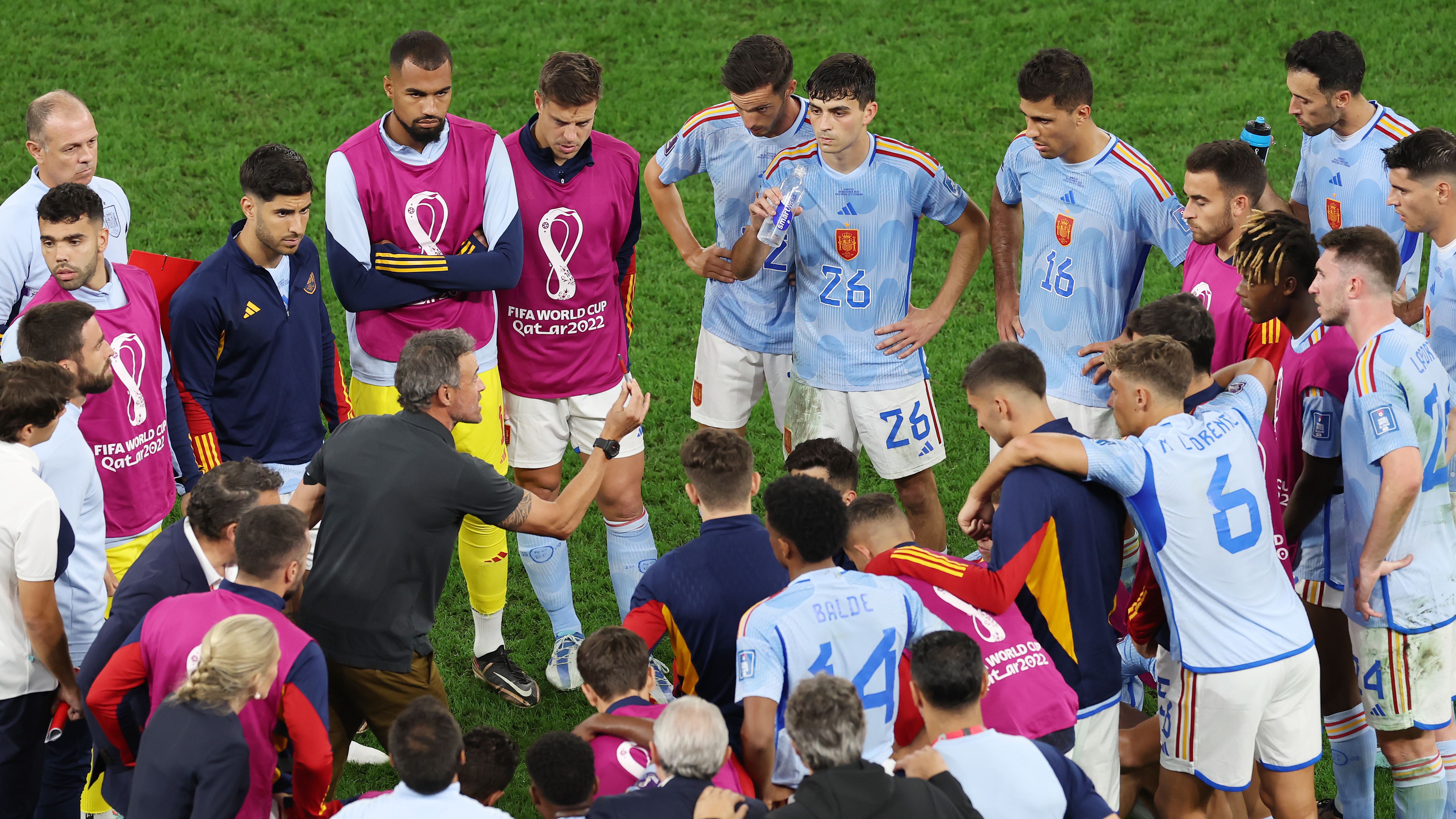Luis Enrique reunido com os jogadores após eliminação contra Marrocos (Crédito: Getty Images)