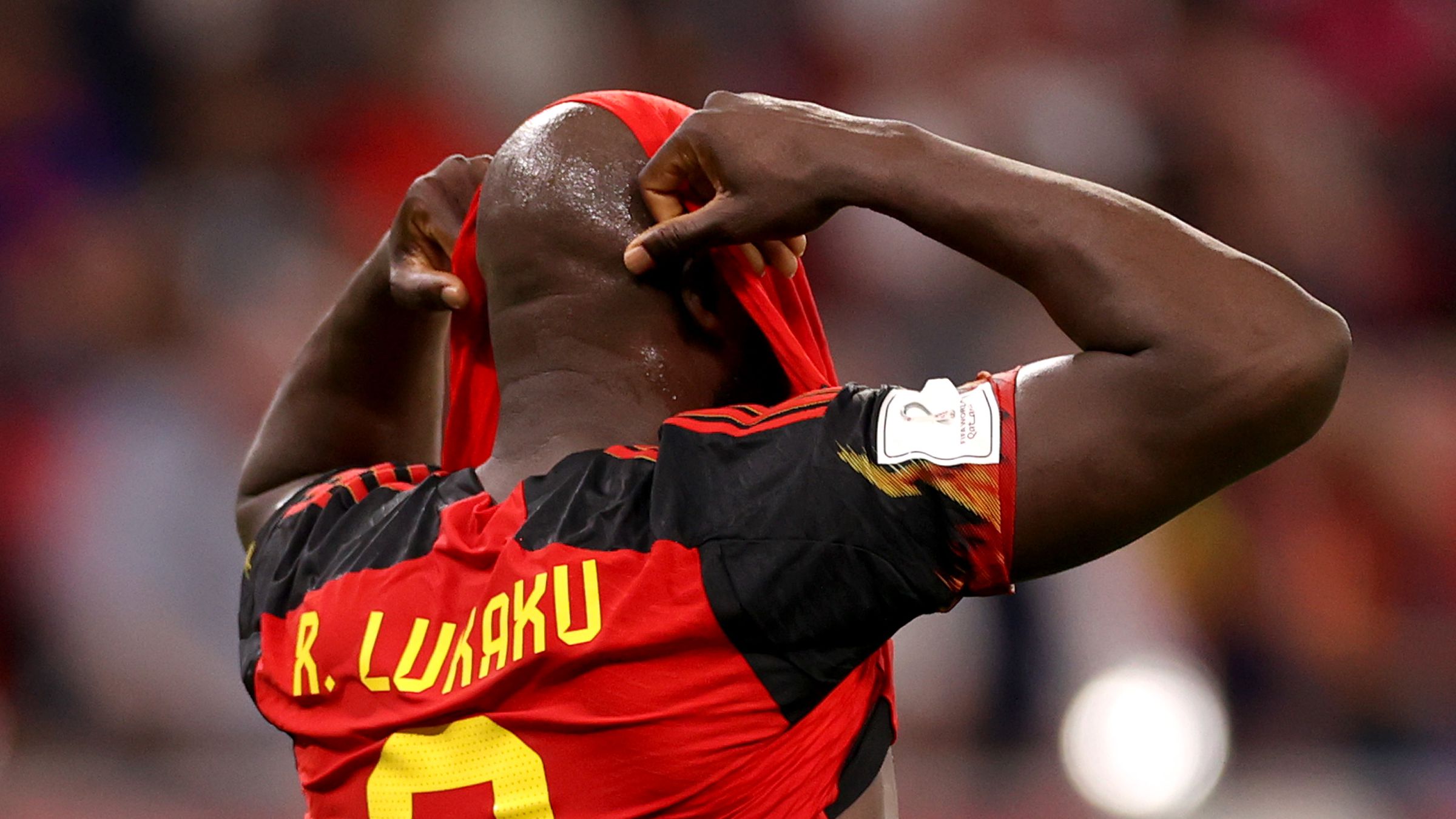 Romelu Lukaku lamentando eliminação precoce na Copa do Mundo 2022 (Crédito: Getty Images))